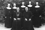 Kardinal sa župnikom Vranekovićem i sestrama.